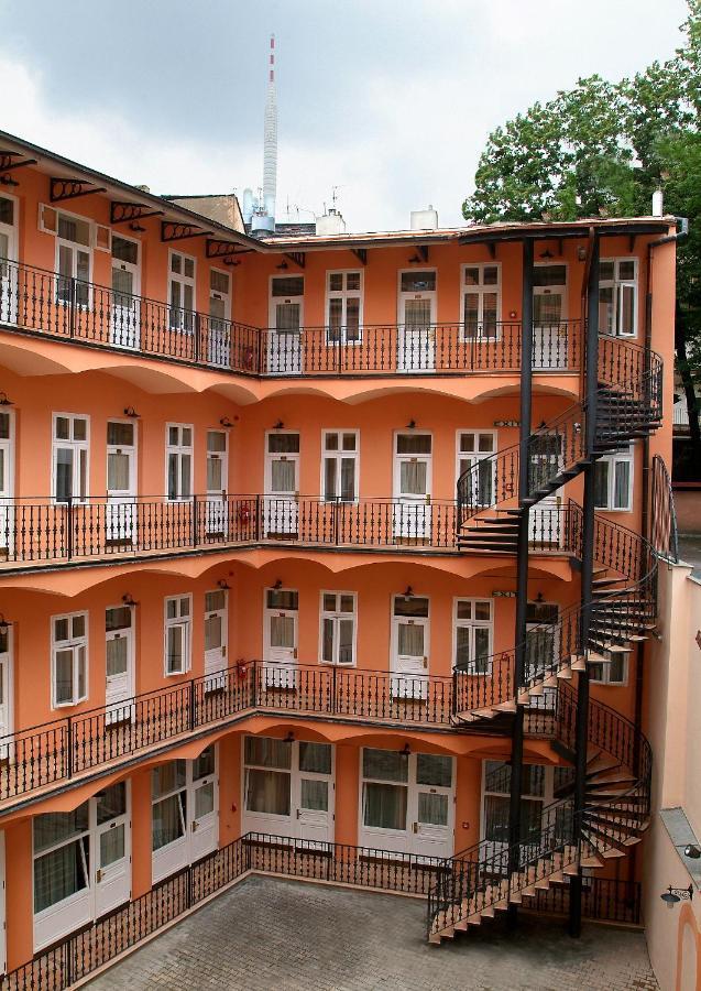 Hotel Patio Прага Экстерьер фото